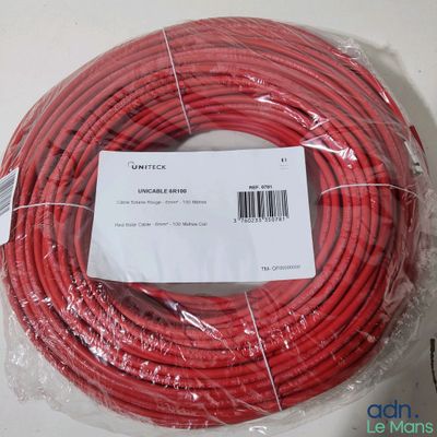 une photo montrant un câble rouge enveloppé dans du plastique posé sur une table