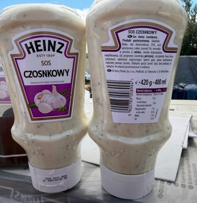deux bouteilles de ketchup posées l'une à côté de l'autre sur une table