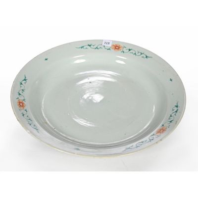 une assiette blanche avec un motif floral