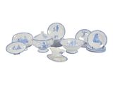 assiettes et plats en porcelaine bleue et blanche, ornés de motifs bleus et blancs