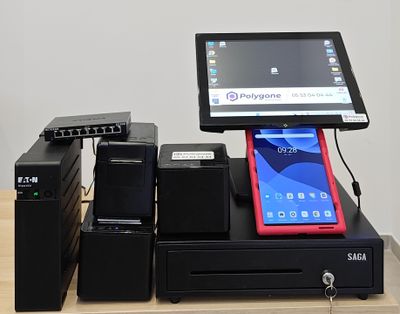 une tablette posée sur une caisse enregistreuse