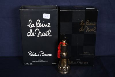 un flacon de parfum et un coffret de parfum posés sur une surface bleue