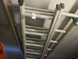 une échelle suspendue au plafond dans une pièce