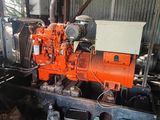 une grande machine orange installée au milieu d'un bâtiment