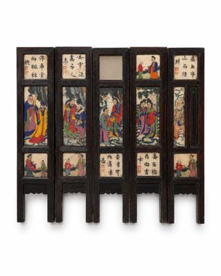 une image représentant un paravent en bois orné de peintures asiatiques