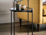 une petite table sur laquelle se trouve une plante en pot