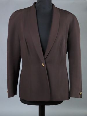 un gros plan d'une veste marron sur un mannequin