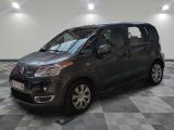 la petite voiture est garée sur un sol en damier dans le garage