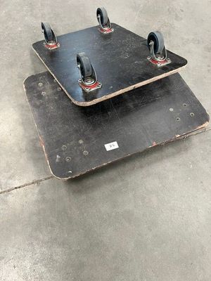 deux skateboards posés l'un sur l'autre par terre