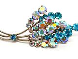broche en forme de fleur en cristal bleu sur fond blanc