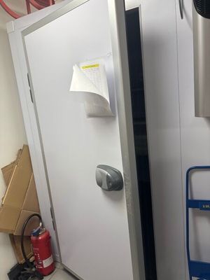 un extincteur près d'une porte dans une pièce