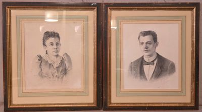 deux portraits encadrés représentant un homme et une femme en tenue de cérémonie