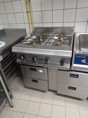 une cuisine équipée d'une cuisinière, d'un évier et d'un four