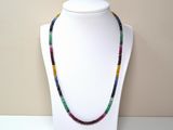 collier de perles multicolores sur un mannequin blanc