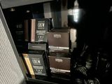 de nombreuses boîtes de produits de maquillage sur une étagère dans un magasin