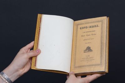 une personne tenant un livre ouvert à la main