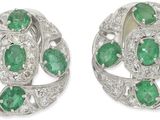 une paire de boucles d'oreilles en émeraude et diamant
