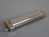 un harmonica posé sur une table