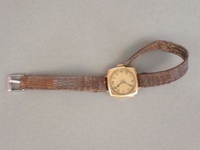 une montre montée sur un bracelet marron