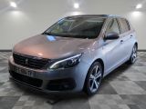 la voiture argentée est garée sur un sol en damier dans le garage