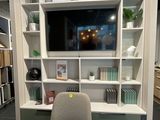 une télévision fixée au mur dans une pièce