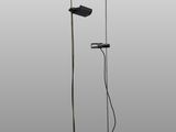 deux lampes sont placées l'une à côté de l'autre sur un fond gris