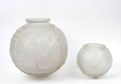deux vases posés l'un à côté de l'autre sur une surface blanche