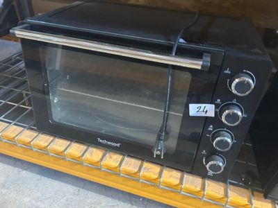 un four grille-pain posé sur une étagère en bois