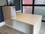 une photo d'un bureau dans une pièce avec une fenêtre