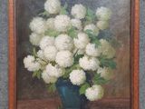 un tableau représentant des fleurs blanches dans un vase bleu posé sur une table