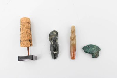 Lot de quatre pendentifs : - Un pendentif représentant un oi…