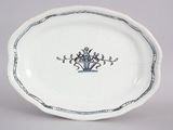 une assiette blanche ornée d'un motif bleu et blanc