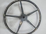 une roue posée sur une surface blanche