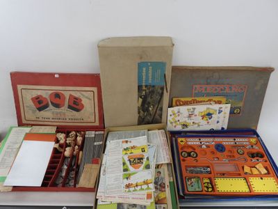 beaucoup de livres et de jeux posés sur une table