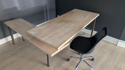 un bureau en bois avec une chaise noire devant