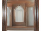 un miroir dans lequel se reflète un bâtiment