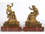 paire de figurines anciennes en bronze représentant un homme et une femme, sur des socles en marbre