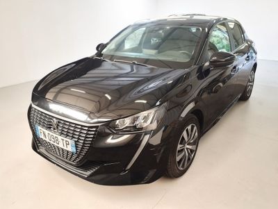 la photo d'une voiture noire garée dans une pièce blanche