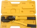 un gros plan d'un outil dans un étui jaune sur fond blanc