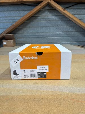 a box that is sitting on the floor in the room