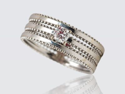 Gros plan sur une bague ornée d'un diamant