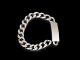 un gros plan d'un bracelet muni d'un fermoir en métal sur fond noir