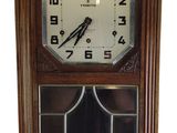 une horloge accrochée au mur de la pièce