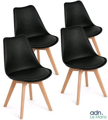 trois chaises noires aux pieds en bois, sur fond blanc