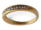 l'image d'une bague en or ornée de diamants