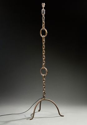 une image représentant une lampe posée sur un pied et attachée à une chaîne
