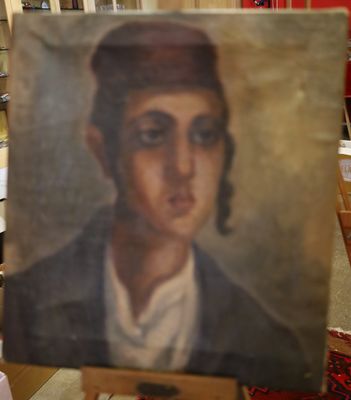 tableau représentant un jeune homme coiffé d'un chapeau, posé sur un chevalet dans une pièce