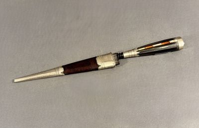 un stylo posé sur une table