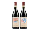 deux bouteilles de vin rouge posées l'une à côté de l'autre sur une surface blanche