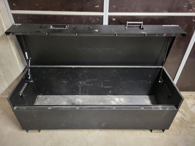 une boîte métallique noire munie d'un loquet
